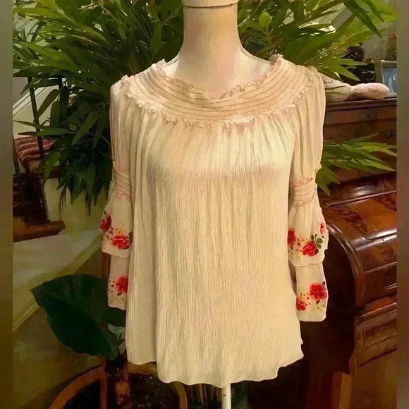 Max Studio crochet blouse Large. Worn once. Beautiful flowy sleeves. - Picture 15 of 16